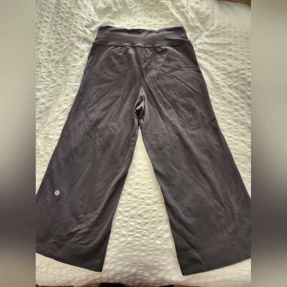 Lululemon black cropped pants - size 2 - Picture 2 of 3